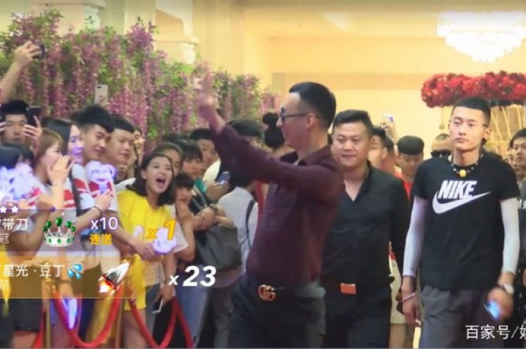 拥有百万快手粉丝的小白龙，不仅在马山拥有大片肥沃的土地，还经营着一个专注于房产装修的网站，提供详尽的家装知识和服务。