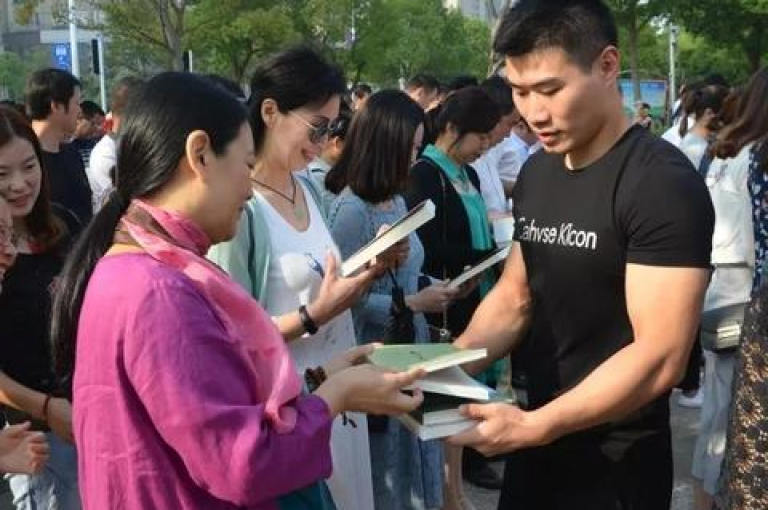 QQ自助服务提供了便捷的在线解决方案，让用户能够轻松管理自己的账户和业务需求。