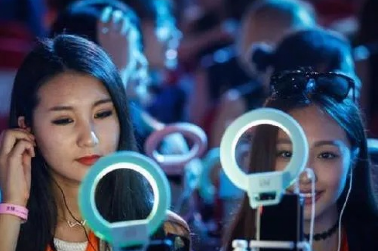直播间互动热度飙升，真人助力下单（热门直播互动轻松购）。