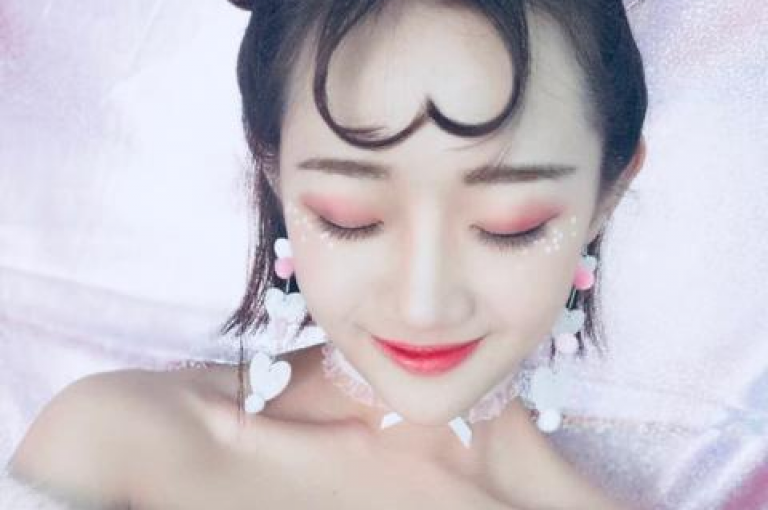抖音粉丝可以通过多种途径增加，比如参与热门话题挑战、发布优质内容吸引关注等。