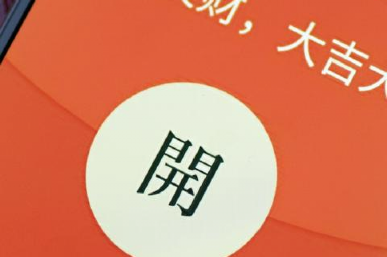 拼多多助力微信群里通常包含各种互助软件，如互助宝、助力侠等，用于帮助群成员相互砍价或完成任务。