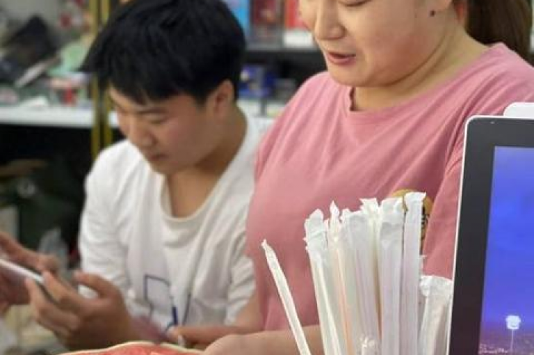 探索网络名人经济，揭秘如何以低成本获取网红服务。