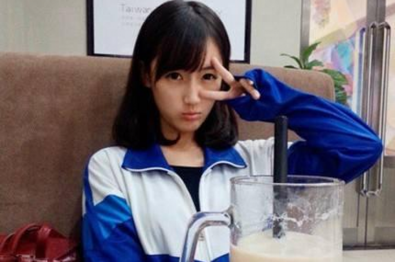 qq空间访客多的女孩正不正经(如何吸引更多访客到QQ空间的女生？)