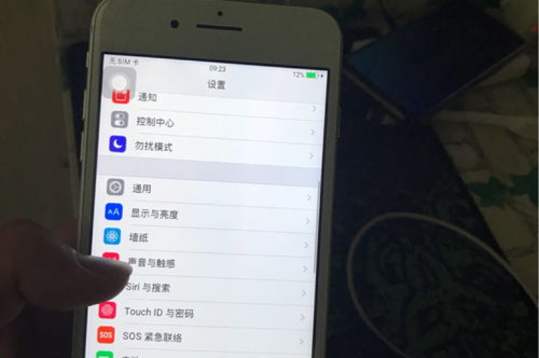 考虑拼多多新用户是否应该购买新手机的问题时，我们需评估其个人需求与平台优惠的匹配度。