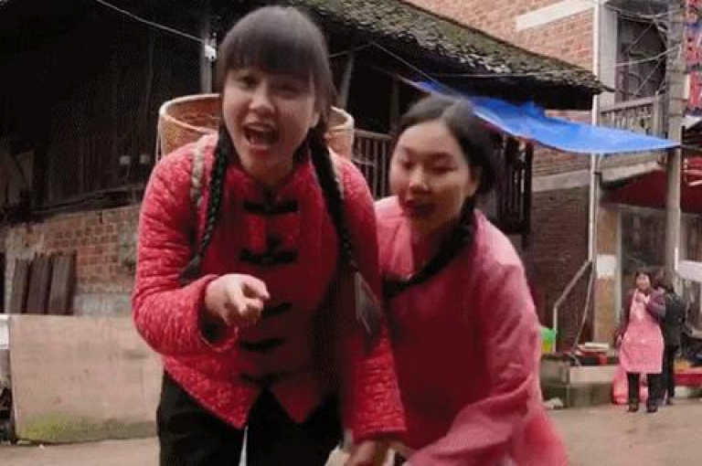 在QQ空间，用户可以轻松地通过云商城自助服务进行免费点赞，而且使用QQ资料卡时赞数不会显示。