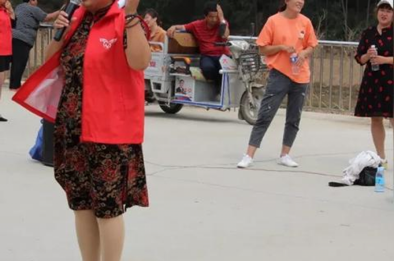 拼多多助力活动页面上，除了元宝之外，还有哪些令人期待的优惠和惊喜等待着用户去发现呢？