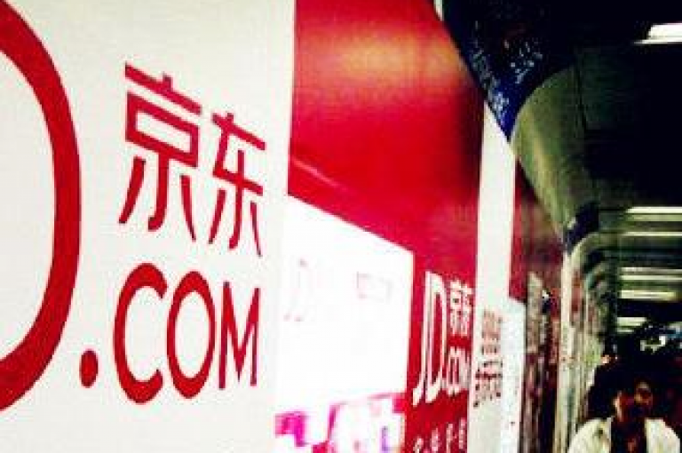 平多多助力活动中，参与者通过{pdd助力刷人}的方式迅速增加人气。