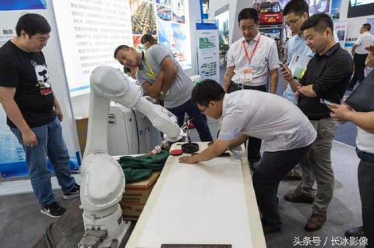 ks点赞网，提供网红助手app的特色功能包括抖音点赞和评论机器人，以及全网最低价的下单业务。