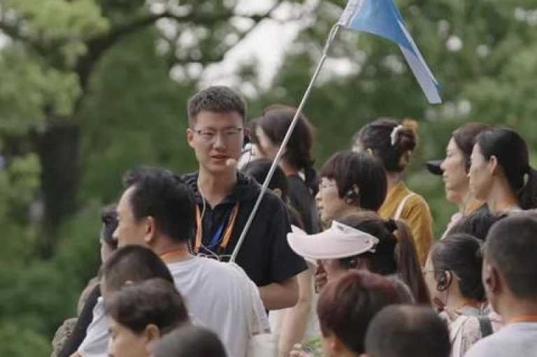 要提升抖音账号的人气，关键在于制作并发布高质量、具有吸引力的内容，同时积极与观众互动，利用热门话题和挑战来增加曝光率。